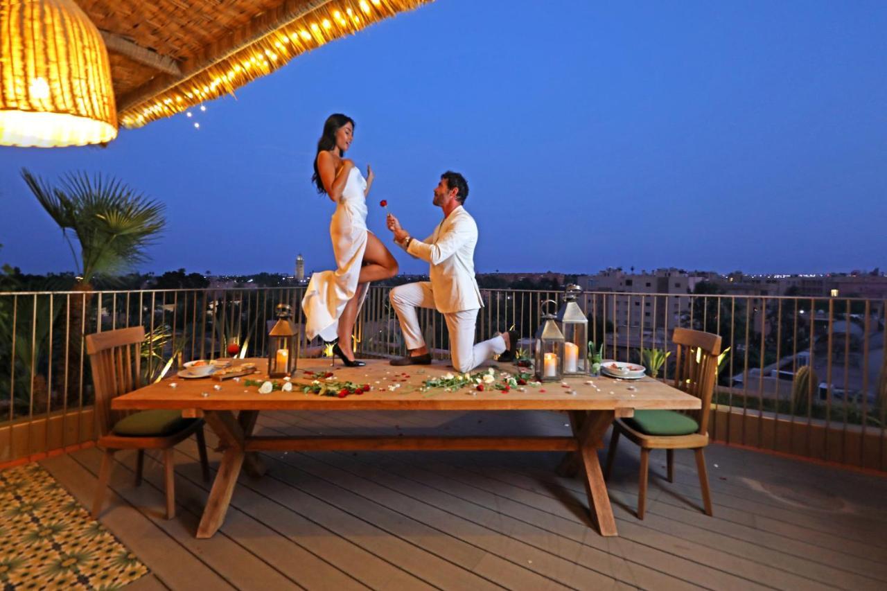 Hotel Jadali & Spa Marrakesh Ngoại thất bức ảnh A man proposing to a woman