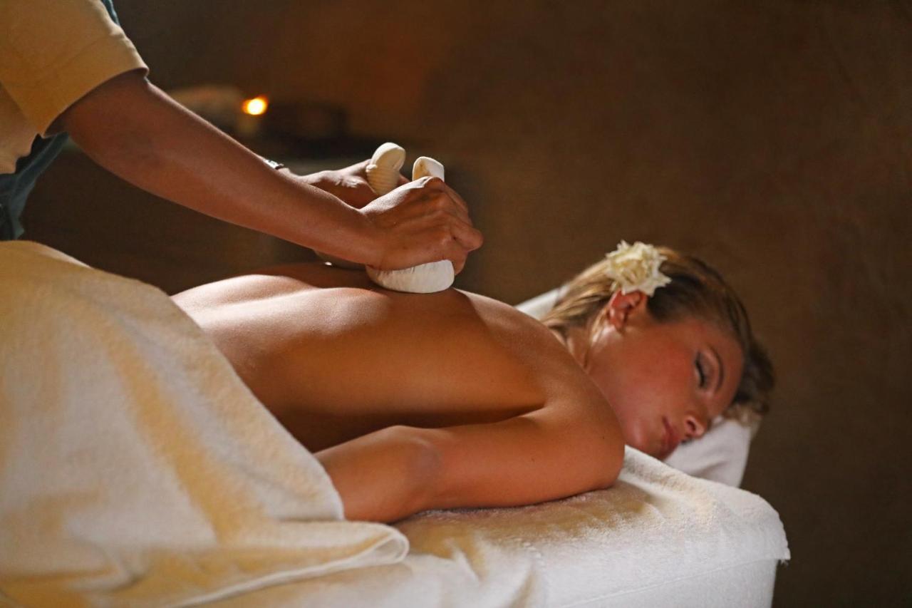 Hotel Jadali & Spa Marrakesh Ngoại thất bức ảnh A woman receiving a massage with hot stones